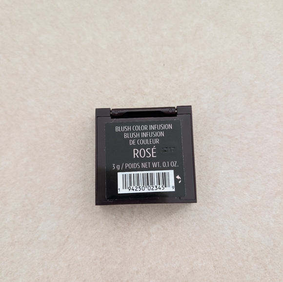 Laura Mercier Blush - Picture 2 of 4